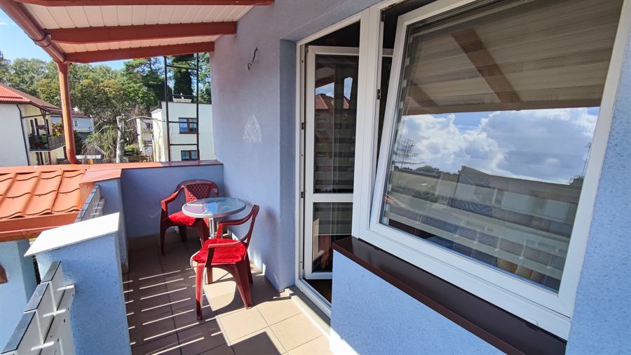 Balkon ze stolikiem i krzesłami, widok na okolicę